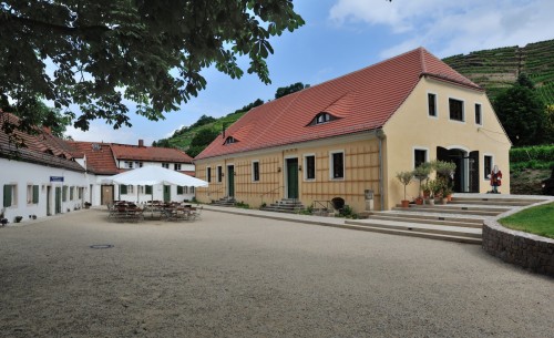 Weingut_Hofloessnitz_Pressenhaus_Hofansicht